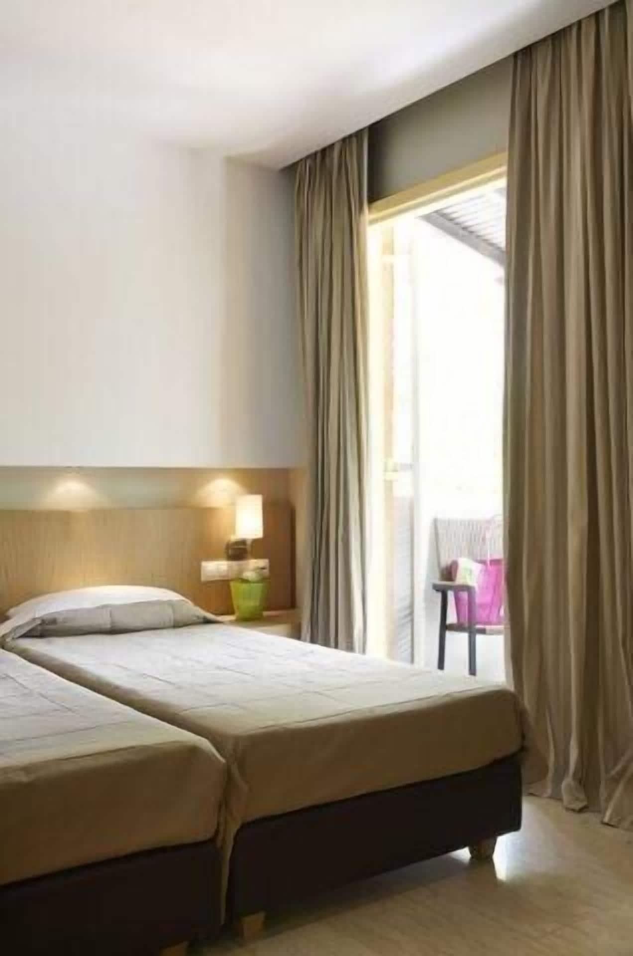 טרולוס Astoria Hotel מראה חיצוני תמונה