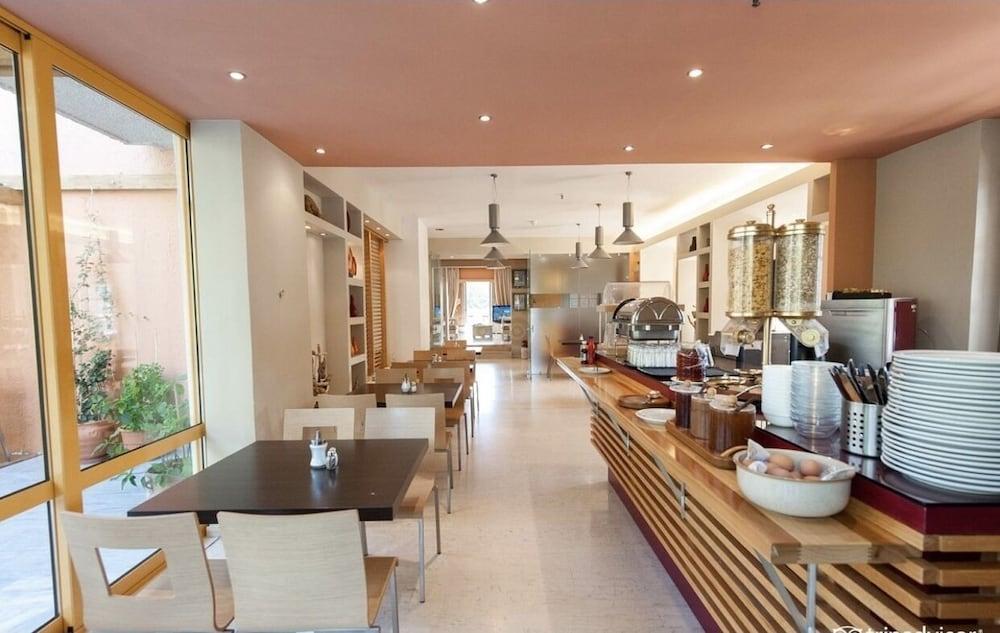 טרולוס Astoria Hotel מראה חיצוני תמונה