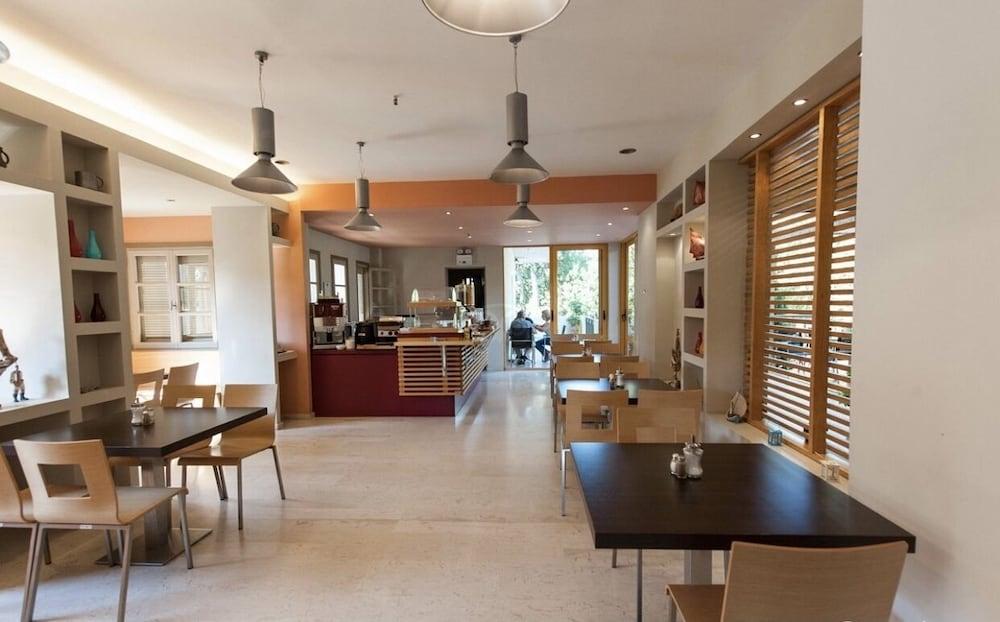 טרולוס Astoria Hotel מראה חיצוני תמונה